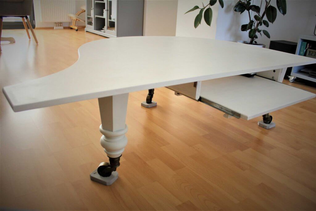 Klaviertisch4 1024x683 - Wie baut man einen Tisch aus einem alten Flügel?