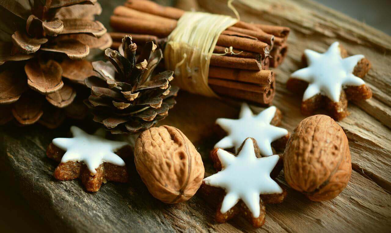 cinnamon stars 2991174 1280 - Je čas na ozdoby a dekorácie - lebo Vianoce