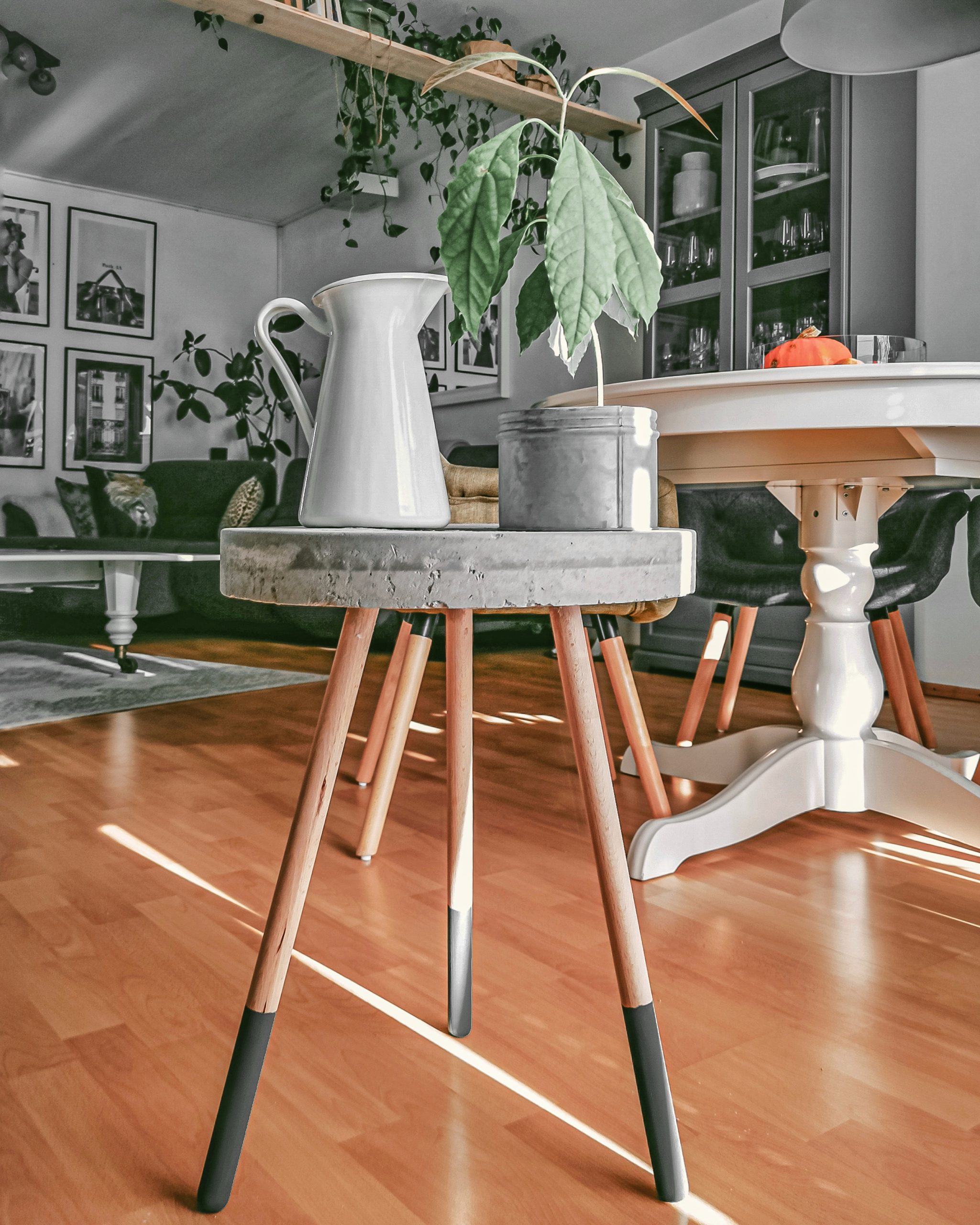 IMG 20201122 125537 01 1 scaled - DIY projekt: Ako si vyrobiť RAW stolík z betónu